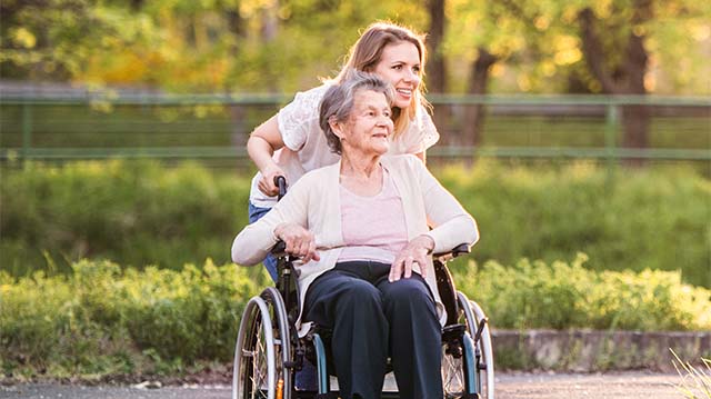 Une ADV et une cliente en fauteuil roulant