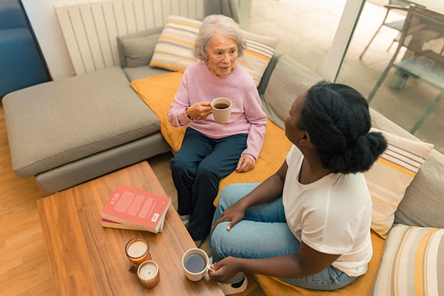 Personne âgée et son ADV buvant un café