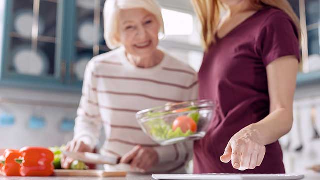 Aide au repas à domicile pour personne âgée