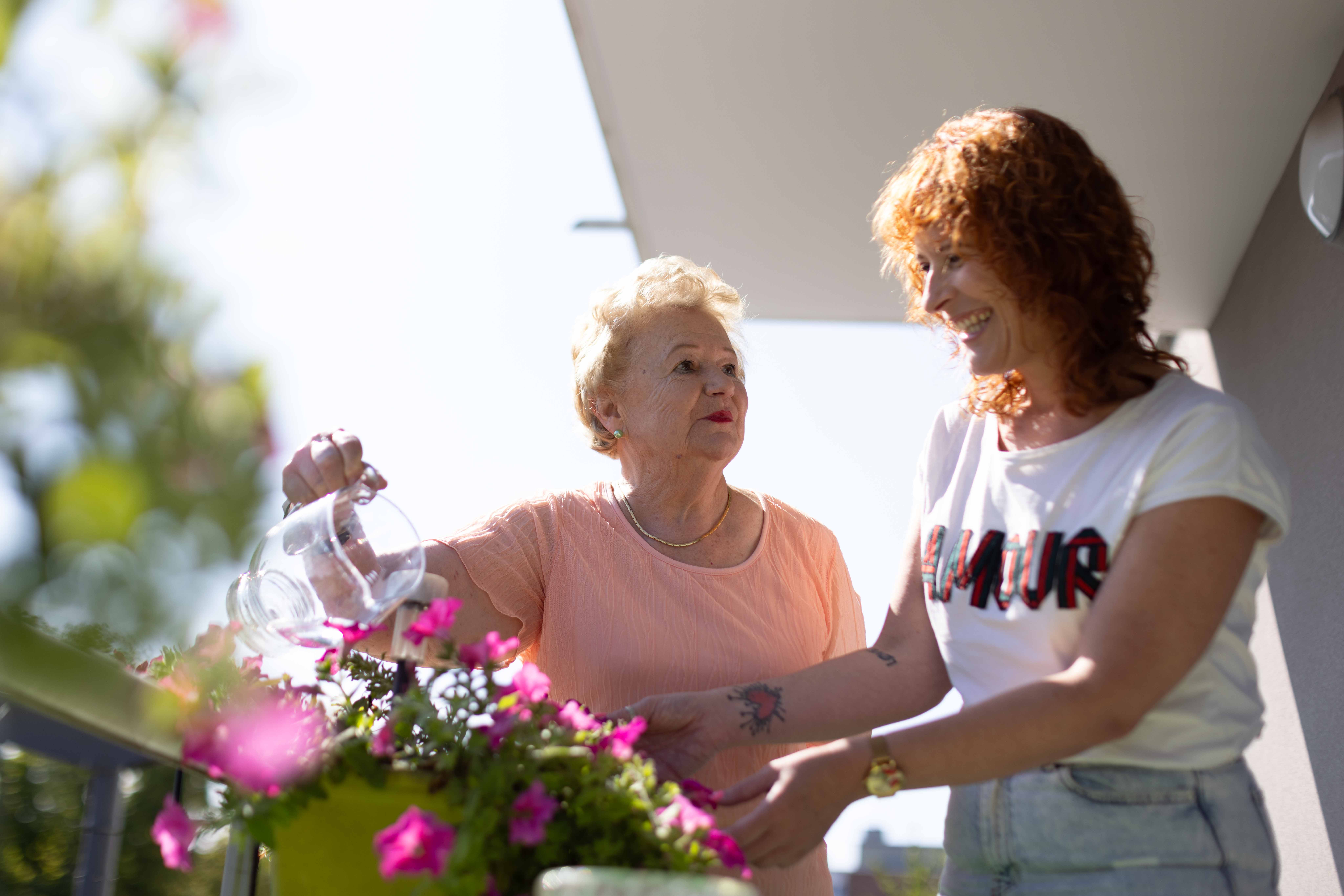 Personne agée arrosant des fleurs
