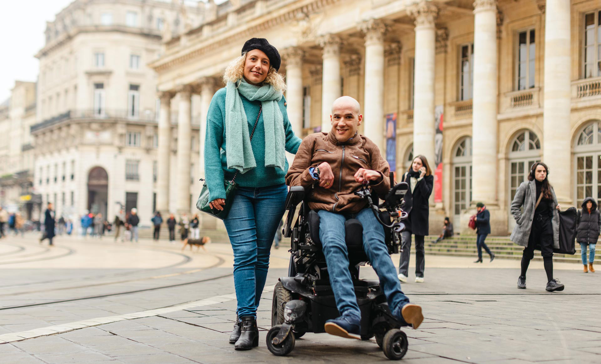 Personne en situation de handicap avec son ADV (Auxiliaires De Vie)