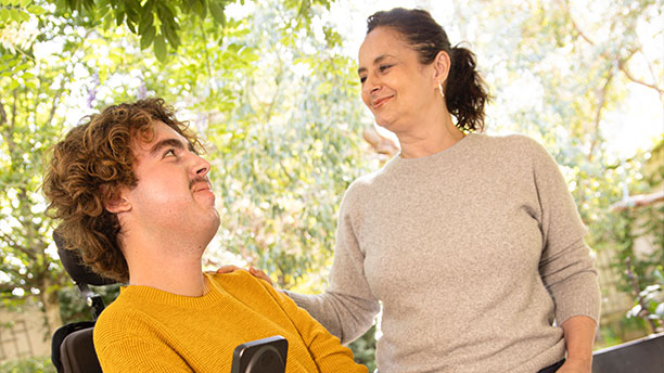 Personne en fauteuil dans son jardin